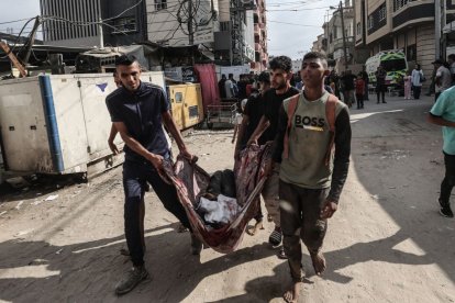 Gazians portant una persona morta al camp de Nuseirat. - EUROPA PRESS