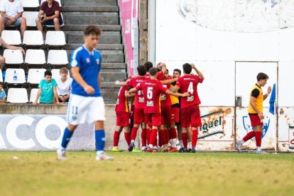 Els jugadors del Tona celebren un dels dos gols, amb Aleix León contrariat en un primer pla. - PAU PASCUAL PRAT
