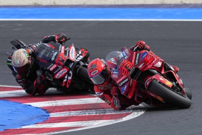 Marc Márquez i Bezzecchi es van jugar el triomf en un intens duel. - MOTOGP