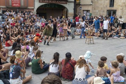 Kristyn Fontanella, ‘Miss Mary’, va animar ahir al migdia a ballar amb ella el nombrós públic que va atapeir la plaça Major de Tàrrega. - LAIA PEDRÓS / SEGRE