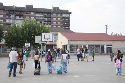 Alumnes d’una escola de les comarques de Lleida, abans de començar el primer dia de classe. - CARMINA MARSIÑACH