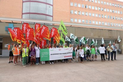 Desenes de sanitaris es van concentrar ahir davant l’hospital Arnau de Vilanova.; Array