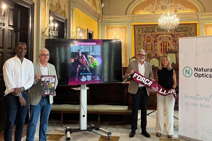Los representantes del club, la Paeria y la empresa patrocinadora, en la presentación.