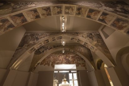 Imagen de archivo de la sala donde el MNAC expone las pinturas murales de la sala capitular de Sijena.