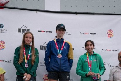 Abril Farrús, al centre del podi.