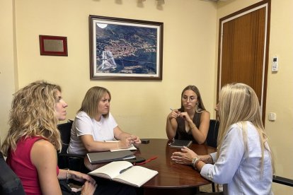 La delegada de la Catalunya Central (esquerra) durant la seua visita a Torà aquesta setmana. - GENERALITAT