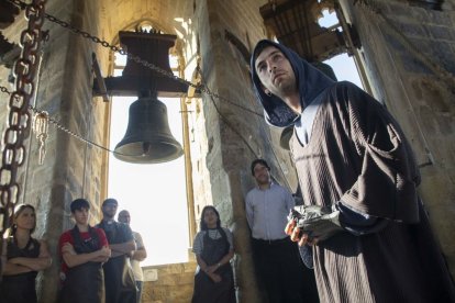La visita arranca a la plaça Major i acaba entre les sis campanes després de pujar 130 escales. - CARMINA MARSIÑACH