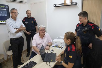 L’alcalde, Jaume Ars, i el regidor d’ERC Josep Esquerra, ahir a la nova oficina dels Mossos. - CARMINA MARSIÑACH