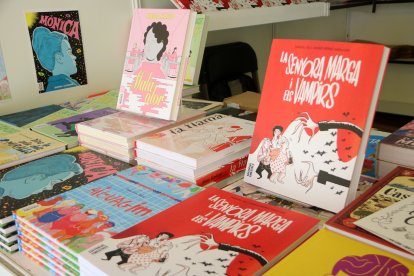 Diversos llibres en una de les parades del passeig Lluís Companys de Barcelona en el marc de La Setmana del Llibre en Català