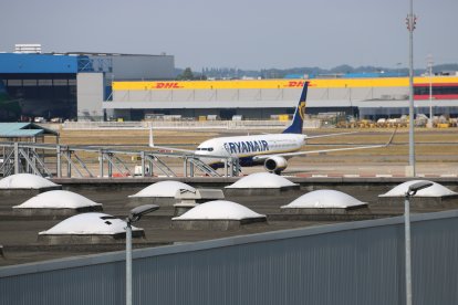 Un avió de Ryanair a la pista de l'aeroport de Zaventem en una imatge d'arxiu.