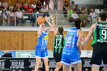 Freja Werth intenta un llançament a cistella. - GUS CARRASCO / FCBQ