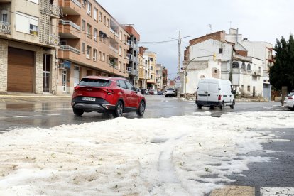 Un mantell blanc de pedra a Alcarràs, després de les tempestes de dissabte.