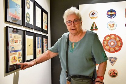 Montserrat Noya mostra alguna de les etiquetes originals. - C.SANS