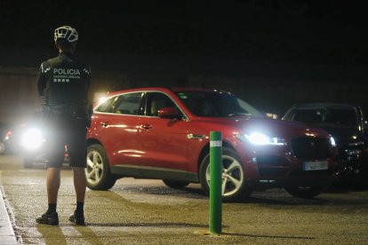 Un agent de la Guàrdia Urbana de Lleida en una imatge d'arxiu.