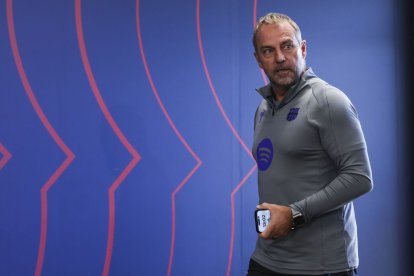 Hansi Flick dirigint-se ahir a la sala de premsa. - EUROPA PRESS