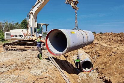 Treballadors instal·lant les canonades generals que portaran l’aigua a les finques. - SEIASA