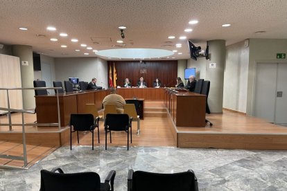 Imatge de l’acusat, ahir al banc de l’Audiència. - A. GUERRERO