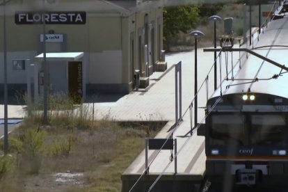 El tren, a l’arribar a l’estació de la Floresta, on autobusos esperaven els passatgers. - 3CATINFO