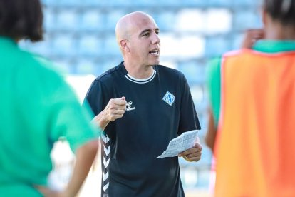 Joan Bacardit, dando indicaciones en el entrenamiento del jueves.