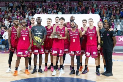 Els jugadors de l’Hiopos Lleida reben el trofeu de guanyadors del Ciutat de Lleida Natural Optics. - JAVI ENJUANES