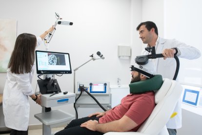 El psiquiatra del Hospital Virgen del Rocío y director del Instituto Andaluz de Salud Cerebral, Álvaro Moleón (d), realiza técnicas de neuromodulación como la Estimulación Magnética Transcraneal (EMT) y se están consolidando como una de las terapias más eficaces para avanzar contra el suicidio, ya que el 60 % de estas ideas se eliminan "por completo y de forma muy rápida" en pacientes con depresión resistente que "presentaban una intención franca de hacerse daño". EFE/Álvaro Moleón//SOLO USO EDITORIAL/SOLO DISPONIBLE PARA ILUSTRAR LA NOTICIA QUE ACOMPAÑA (CRÉDITO OBLIGATORIO)//