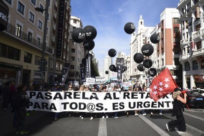 La protesta de mutualistes que va recórrer ahir els carrers de Madrid. - VÍCTOR LERENA/EFE