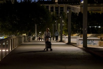 La passarel·la del Liceu Escolar és un dels punts que els veïns veuen poc il·luminat. - JORDI ECHEVARRIA