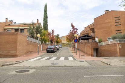 Vista del carrer Enric Crous, a Vila Montcada. - JORDI ECHEVARRIA