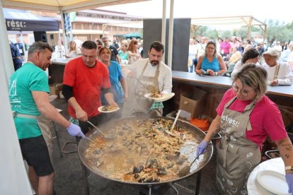 Un miler de persones van dinar ahir en la gran paella popular. - MARC CARBONELL