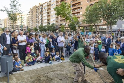 La Paeria va organitzar ahir una plantació popular a Fleming en què van participar molts nens. - JORDI ECHEVARRIA