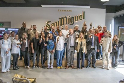 Alguns dels representants dels establiments participants en la Ruta 2025, ahir amb l’organització del certamen. - ÀLEX SAMPER