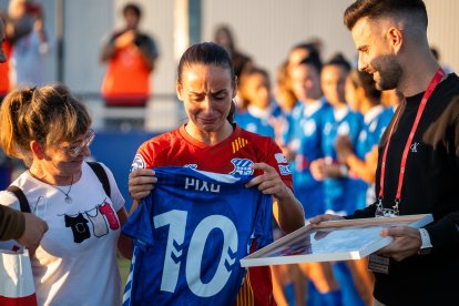 Pixu, visiblement emocionada amb la seua mare, va ser homenatjada en la prèvia del partit.