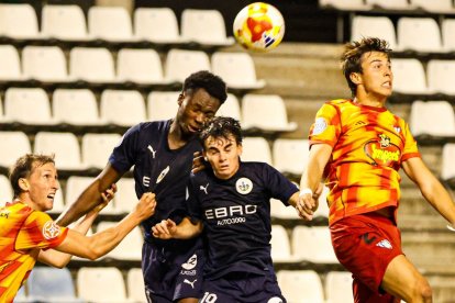 Jugadors de l'Atlètic Lleida lluiten per la pilota amb els de l'Ejea