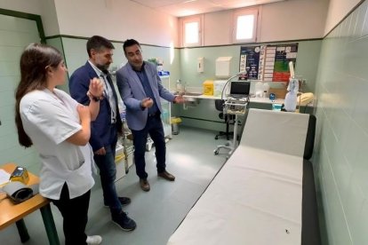 Agustí Jiménez explica les noves millores introduïdes al consultori mèdic. - D.LL.