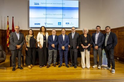 El president i la directora de SEGRE, Robert Serentill i Anna Sàez, ahir amb els ponents a l’IEI. - JORDI ECHEVARRIA