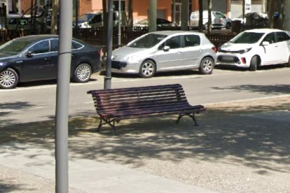 Un banc sense recolzabraços.