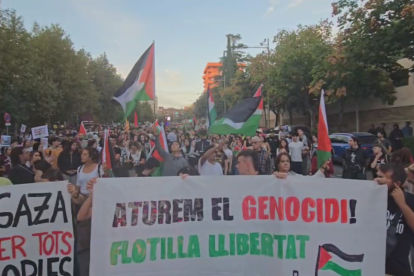 Manifestants s'apleguen davant el Rectorat de Lleida en solidaritat amb la Flotilla.
