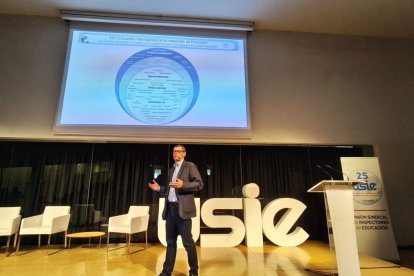 Juan José Fernández, durant la ponència sobre l’ús de la IA en l’àmbit educatiu. - USIE