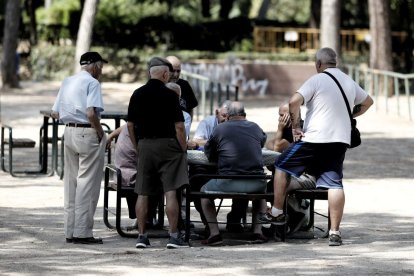 Un grup de jubilats reunits en un parc. - EUROPA PRESS
