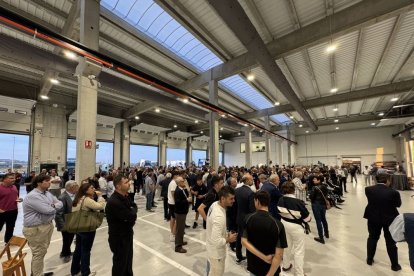 Mig miler de persones van assistir ahir a la inauguració del taller, al polígon Torre Solé. - MARC CARBONELL