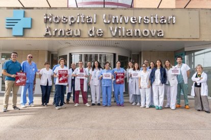 Concentració de facultatius ahir a les portes de l’hospital Arnau de Vilanova. - PAU PASCUAL