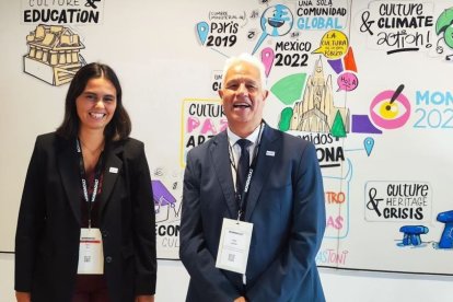 Paula Pla i Pere Lavega posen davant d’un mural del Mondiacult 2025.