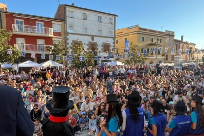 Desenes de persones van assistir als espectacles programats al Montgai Màgic. - AJUNTAMENT DE MONTGAI