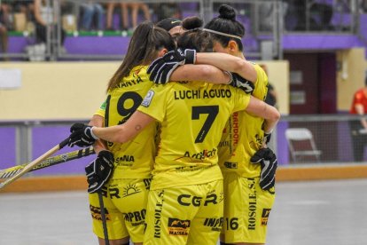 Les jugadores del Vila-sana es fonen en una abraçada després del partit. - CLARA LIÁÑEZ