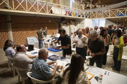 Més de 200 propietaris estaven cridats ahir a votar en l’assemblea. Es van emetre 119 paperetes. - CARMINA MARSIÑACH