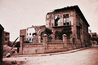 L’edifici de l’escola Pràctiques I a la rambla d’Aragó va ser bombardejat dos vegades durant la Guerra Civil.