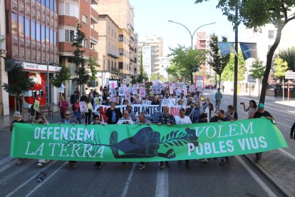 Manifestació contra els macroprojectes energètics a Lleida al seu pas per Prat de la Riba
