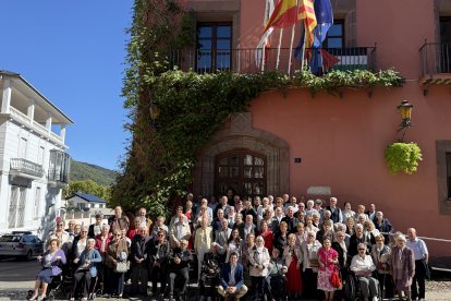 Foto de grup de la Festa de les Persones Grans 2025 de la Seu d'Urgell celebrat aquest migdia a la sala Sant Domènec