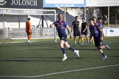 Els jugadors del Tàrrega celebren un dels seus gols. - CARMINA MARSIÑACH