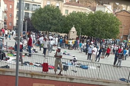 Imatge d’arxiu de la plaça del Dipòsit amb venedors ambulants amb la mercaderia a terra.